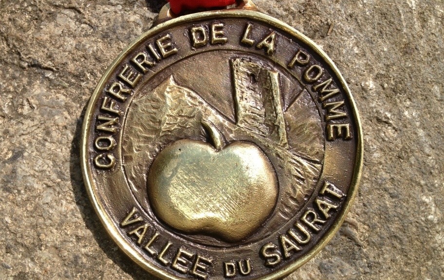 medaille-fond-pierre-centree-912x576